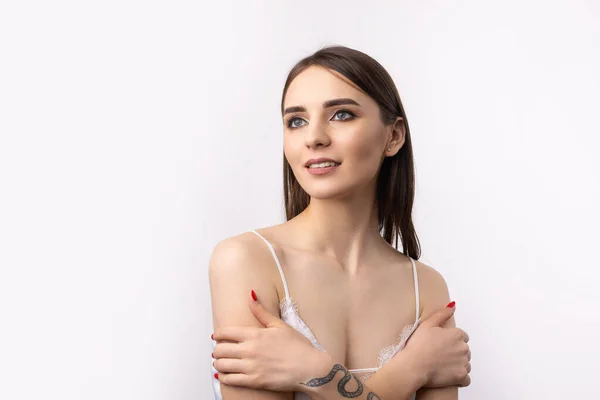 Vacker Leende Kvinna Med Ren Hud Naturlig Make Och Vita — Stockfoto