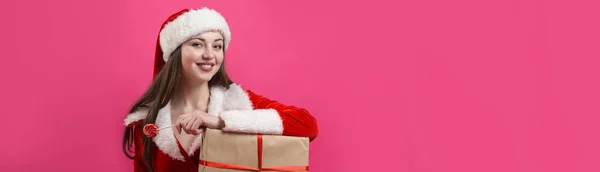 Schöne Junge Frau Weihnachtsmannkostüm Vor Rotem Hintergrund — Stockfoto