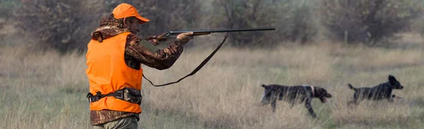 Hunter Man Camouflage Met Een Pistool Tijdens Jacht Zoek Naar — Stockfoto