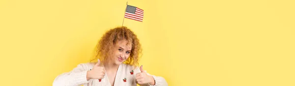 Una Joven Feliz Con Una Sonrisa Cara Sostiene Una Bandera —  Fotos de Stock