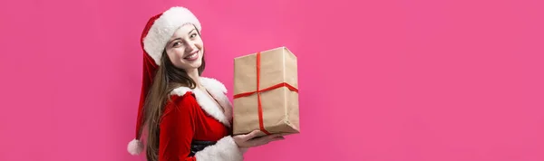 Schöne Junge Frau Weihnachtsmannkostüm Vor Rotem Hintergrund — Stockfoto