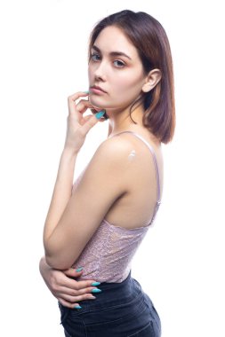 Zarif, çıplak, güzel, seksi bir kadın. Moda mankeni kızın güzel portresi.