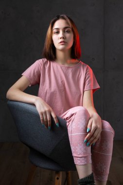 Pembe pijamalı kız yatmaya hazırlanıyor..