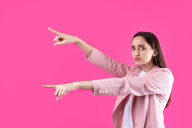 Pembe ceketli mutlu beyaz kadın parmaklarını uzattı.