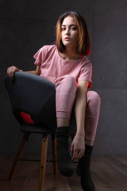 Pembe pijamalı kız yatmaya hazırlanıyor..