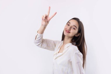 Gülümseyen kadın elini sallar gibi kaldırdı..