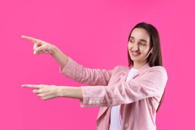 Pembe ceketli mutlu beyaz kadın parmaklarını uzattı.