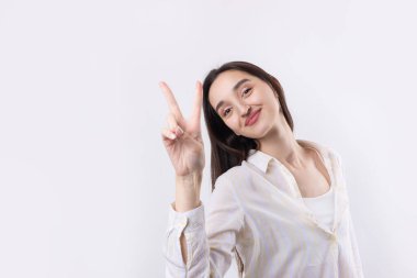 Gülümseyen kadın elini sallar gibi kaldırdı..