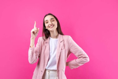 Pembe ceketli mutlu beyaz kadın parmaklarını uzattı.