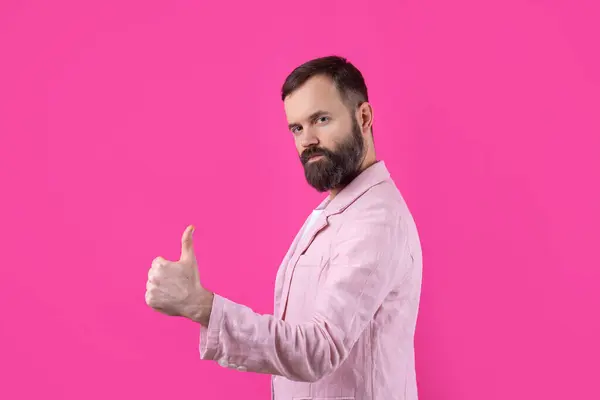 Homem Vestido Com Uma Jaqueta Rosa Com Barba Mostra Polegar Fotografia De Stock