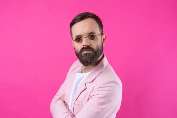 Γενειοφόρος Άντρας Ντυμένος Ροζ Μπουφάν Και Γυαλιά Συναισθηματικό Πορτρέτο Στούντιο Εικόνα Αρχείου