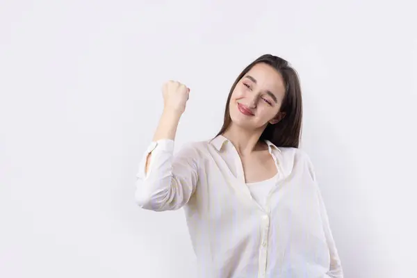 Wanita Muda Kaukasia Yang Bahagia Mengenakan Kemeja Putih Mengepalkan Tinju Stok Foto Bebas Royalti