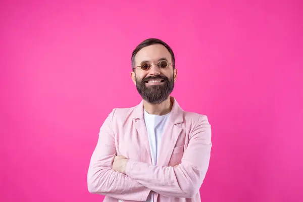 戴胡子的男人穿着粉色夹克 戴着眼镜 情感工作室肖像画 免版税图库照片