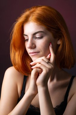 Hoş kızıl saçlı kız, siyah arka planda stüdyo resmi..