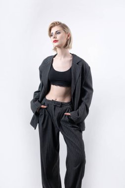 Stüdyodaki baştan çıkarıcı, şık bir iş kadınının portresi. Takım elbiseli sarışın kız..