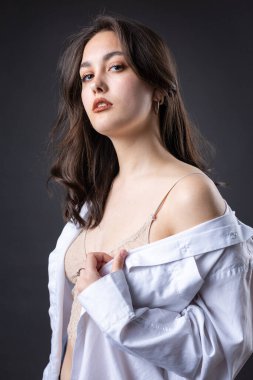 Şeffaf bluzla poz veren seksi genç kadın..