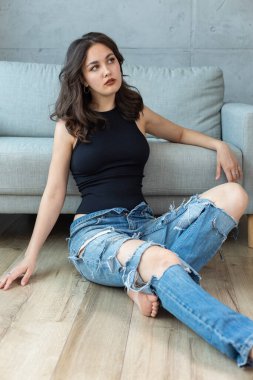 Siyah elbiseli seksi genç kadın..