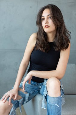 Siyah elbiseli seksi genç kadın..