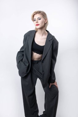 Stüdyodaki baştan çıkarıcı, şık bir iş kadınının portresi. Takım elbiseli sarışın kız..