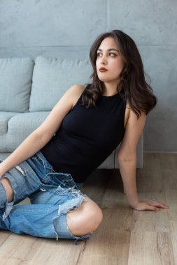 Siyah elbiseli seksi genç kadın..