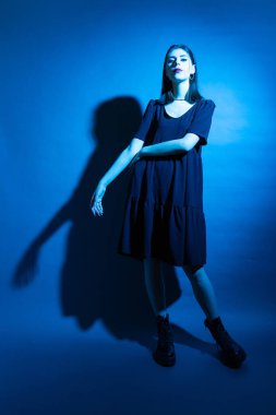 Stüdyoda neon ışıklı bir kızın Gotik tarzı portresi..