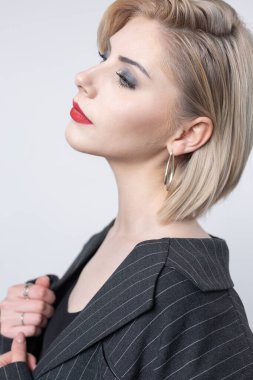 Stüdyodaki baştan çıkarıcı, şık bir iş kadınının portresi. Takım elbiseli sarışın kız..