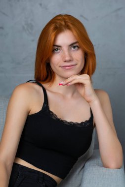 Hoş kızıl saçlı kız, siyah arka planda stüdyo resmi..