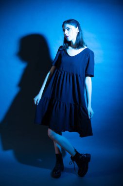 Stüdyoda neon ışıklı bir kızın Gotik tarzı portresi..