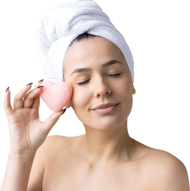 Kafasında beyaz havluyla güzel bir kadın portresi ve pembe bir kalbe bakan bir vücut için sünger. Cilt temizleme eko organik kozmetik rahatlama konsepti.