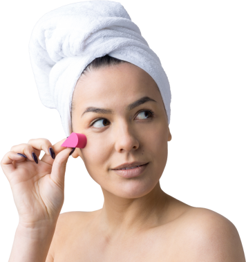 Kafasında beyaz havluyla güzel bir kadın portresi ve pembe bir kalbe bakan bir vücut için sünger. Cilt temizleme eko organik kozmetik rahatlama konsepti.