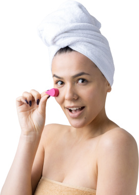 Kafasında beyaz havluyla güzel bir kadın portresi ve pembe bir kalbe bakan bir vücut için sünger. Cilt temizleme eko organik kozmetik rahatlama konsepti.