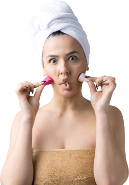 Kafasında beyaz havluyla güzel bir kadın portresi ve pembe bir kalbe bakan bir vücut için sünger. Cilt temizleme eko organik kozmetik rahatlama konsepti.