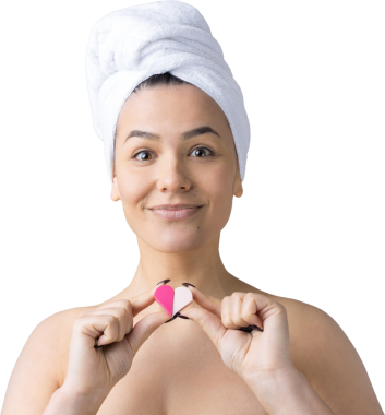 Kafasında beyaz havluyla güzel bir kadın portresi ve pembe bir kalbe bakan bir vücut için sünger. Cilt temizleme eko organik kozmetik rahatlama konsepti.