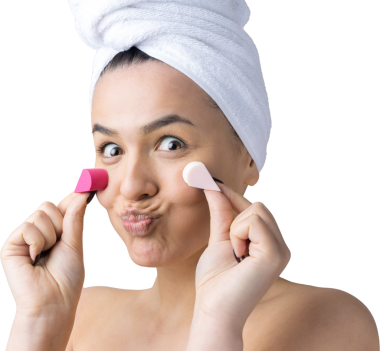 Kafasında beyaz havluyla güzel bir kadın portresi ve pembe bir kalbe bakan bir vücut için sünger. Cilt temizleme eko organik kozmetik rahatlama konsepti.