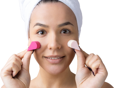 Kafasında beyaz havluyla güzel bir kadın portresi ve pembe bir kalbe bakan bir vücut için sünger. Cilt temizleme eko organik kozmetik rahatlama konsepti.