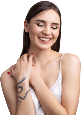 Temiz ciltli, doğal makyajlı ve beyaz dişli güzel bir kadın.