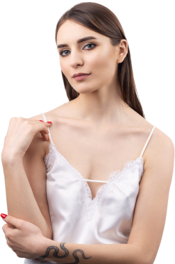 Temiz ciltli, doğal makyajlı ve beyaz dişli güzel bir kadın.