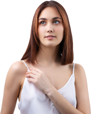 Temiz ciltli, doğal makyajlı ve gri arka planda beyaz dişli güzel bir kadın.