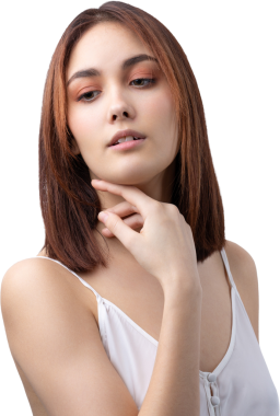 Temiz ciltli, doğal makyajlı ve gri arka planda beyaz dişli güzel bir kadın.