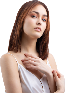 Temiz ciltli, doğal makyajlı ve gri arka planda beyaz dişli güzel bir kadın.