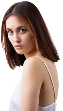 Temiz ciltli, doğal makyajlı ve gri arka planda beyaz dişli güzel bir kadın.