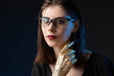 Stüdyoda neon ışıklı bir kızın Gotik tarzı portresi..