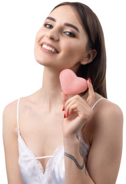 Temiz ciltli, doğal makyajlı ve gri arka planda beyaz dişli güzel bir kadın.