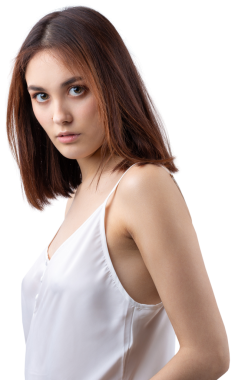 Temiz ciltli, doğal makyajlı ve gri arka planda beyaz dişli güzel bir kadın.