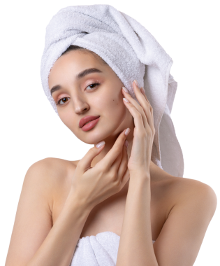 Kalın kaşlı güzel bir kız, beyaz arka planda mükemmel bir ten, kafasında havlu, güzel bir fotoğraf..