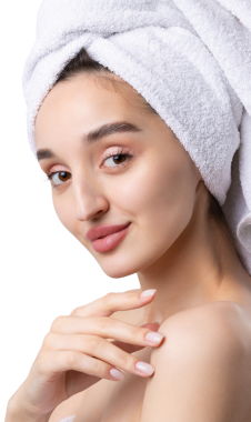 Kalın kaşlı güzel bir kız, beyaz arka planda mükemmel bir ten, kafasında havlu, güzel bir fotoğraf..