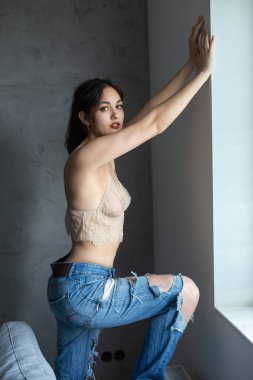 Şeffaf bluzla poz veren seksi genç kadın..