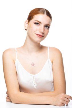 Beyaz bluzlu, kızıl saçlı, çilli genç bir kız. Stüdyoda beyaz arka planda bir kadının güzel portresi..