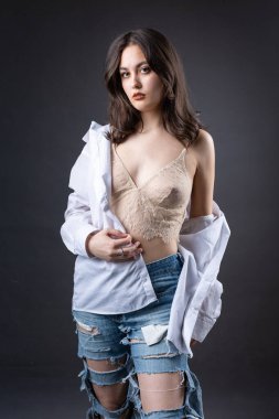 Şeffaf bluzla poz veren seksi genç kadın..