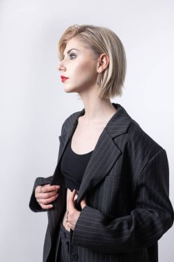 Stüdyodaki baştan çıkarıcı, şık bir iş kadınının portresi. Takım elbiseli sarışın kız..